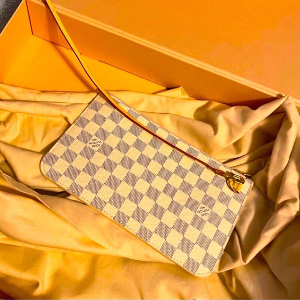 Louis Vuitton
Neverfull damier azure pochette only.
Light pink inside .Like new!